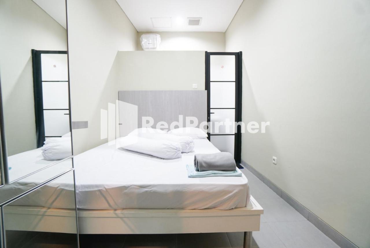 Tomang Gelong Guest House Syariah Mitra Reddoorz Jakarta Exterior photo
