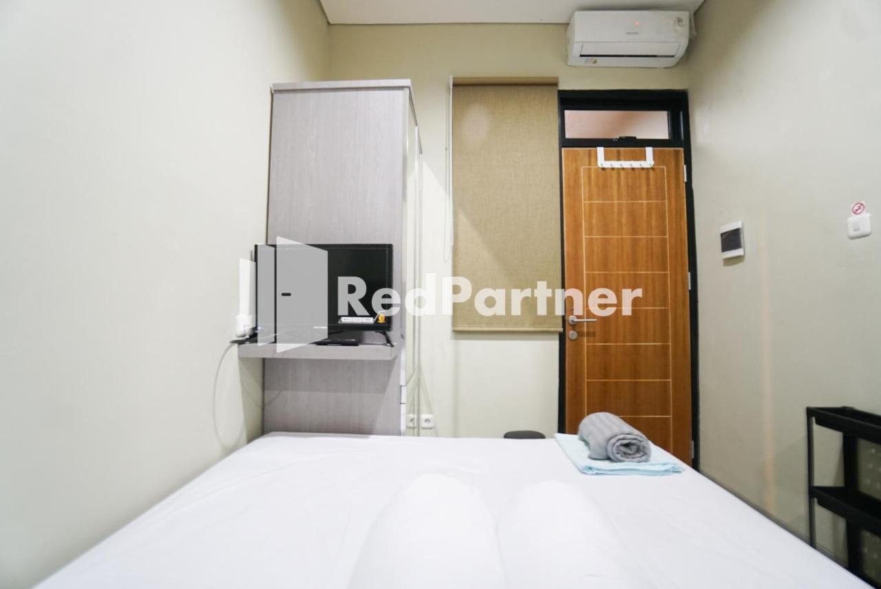 Tomang Gelong Guest House Syariah Mitra Reddoorz Jakarta Exterior photo
